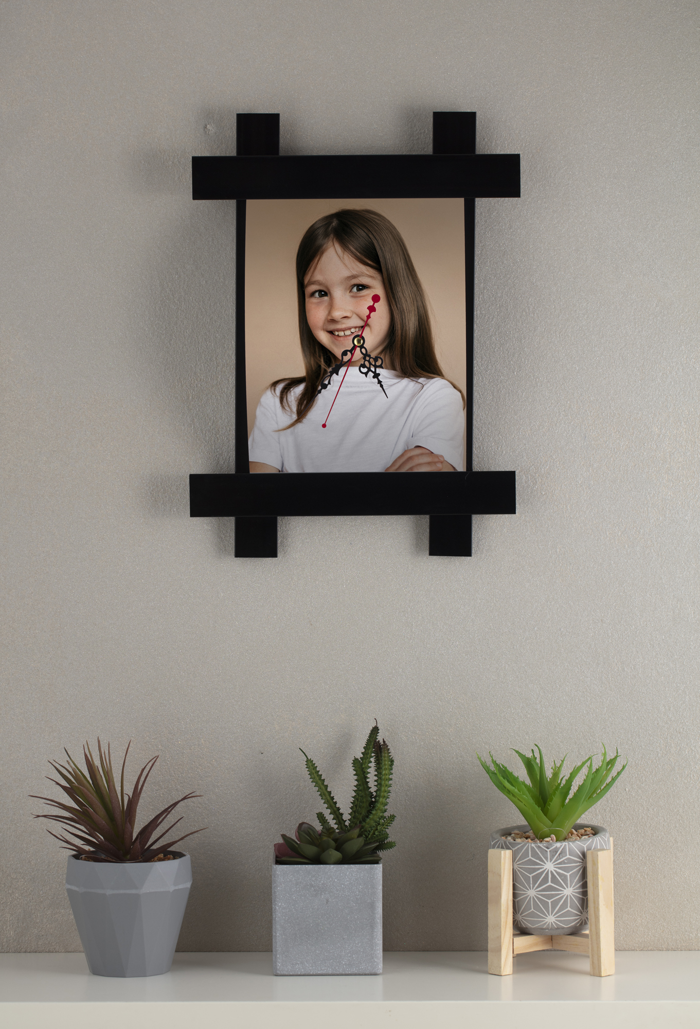 תמונה על לוח מתכת עם מסגרת עץ גדולה