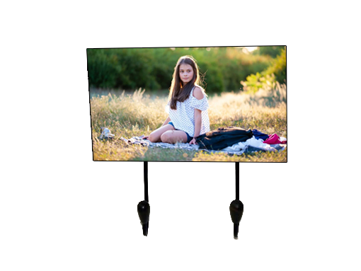 מתלה עם הדפסה על עץ