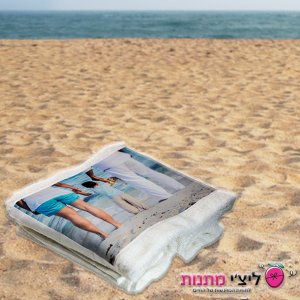 מגבת על חוף 