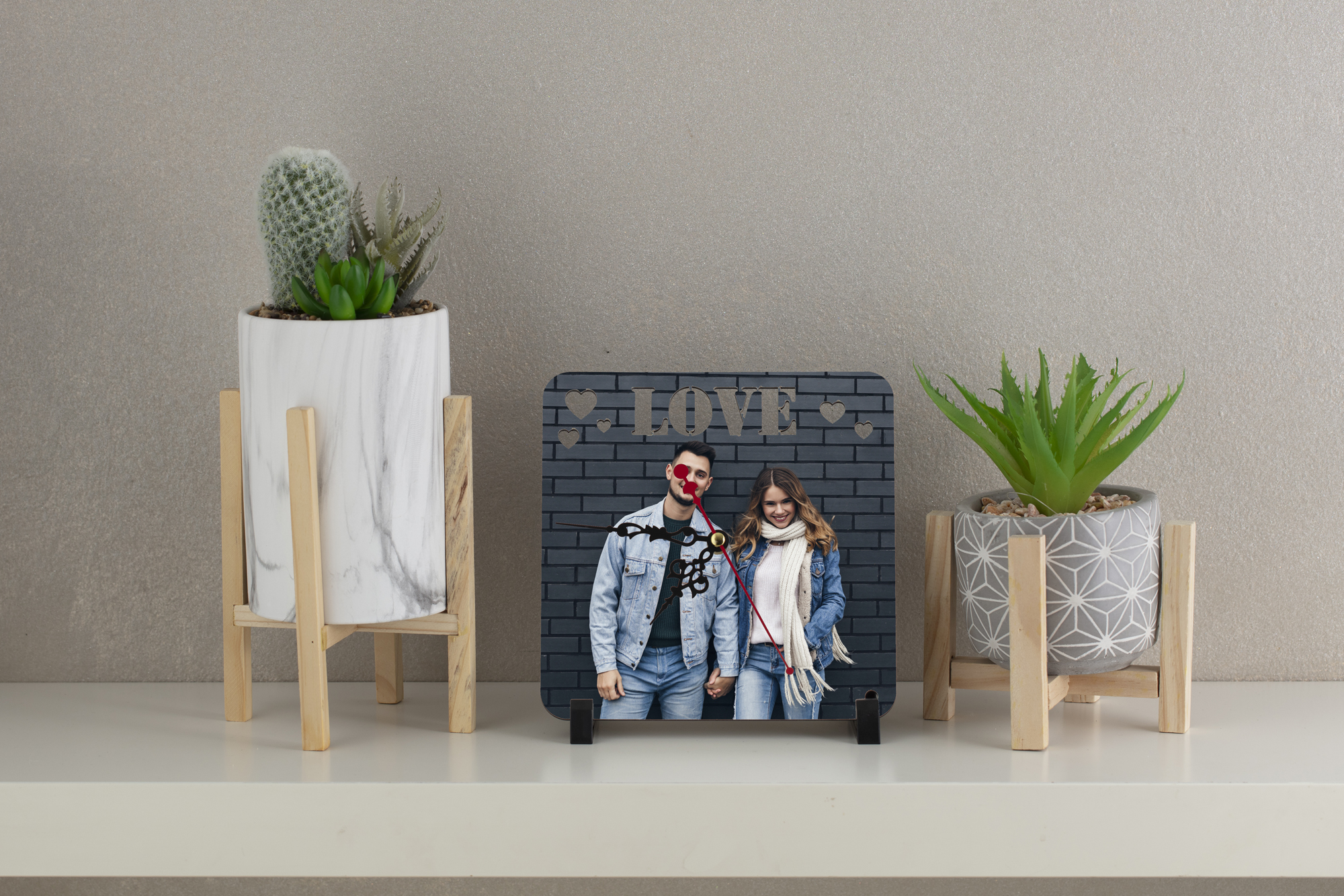 שעון עץ  LOVE לתמונה גדולה